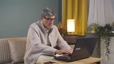 Anciano-Trabajando-Duro-En-La-Computadora-Portátil.